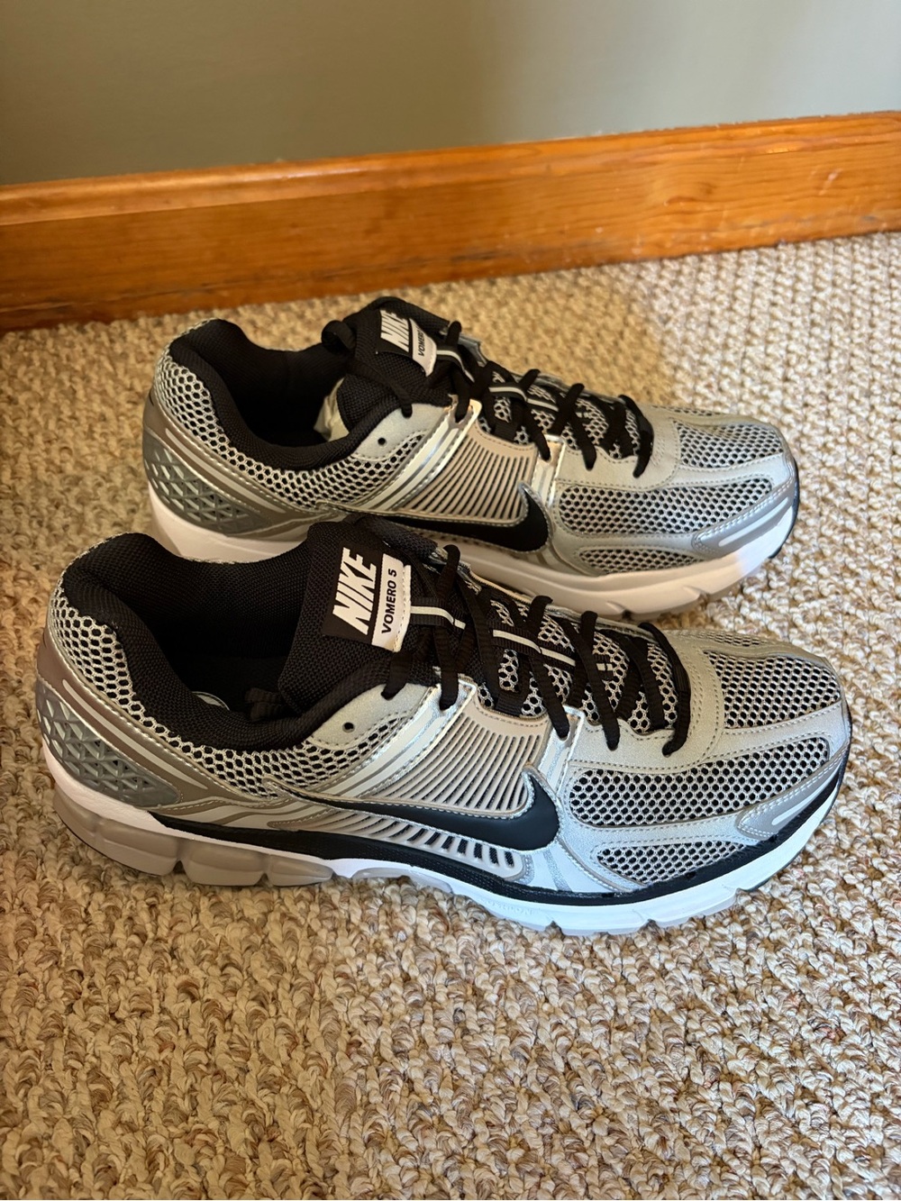 NEW IN BOX Nike Men’s zoom vomero 5 sneakers size 12